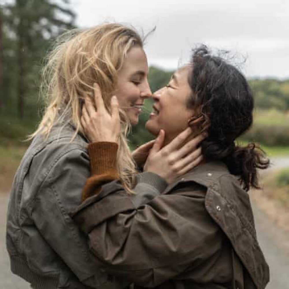 Eve and Villanelle kiss in Killing Eve